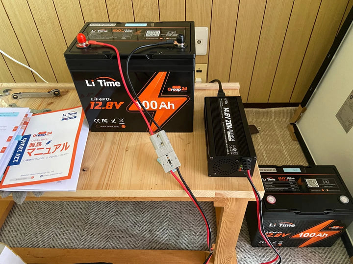 ソーラーチャージャーと接続されたリン酸鉄リチウムイオンバッテリーの設置例