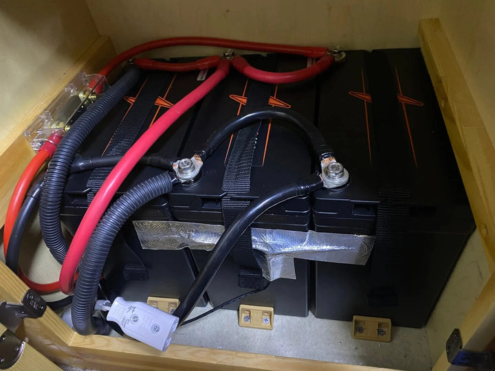 家族での車中泊に対応するリン酸鉄バッテリー設置風景