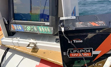 釣り船で魚群探知機を動かすリン酸鉄リチウムイオンバッテリー