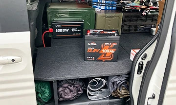 キャンピングカーに搭載されたリン酸鉄リチウムイオンバッテリーとインバーター