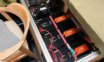 家庭で使用中のコンパクトなリン酸鉄リチウムイオンバッテリーシステム