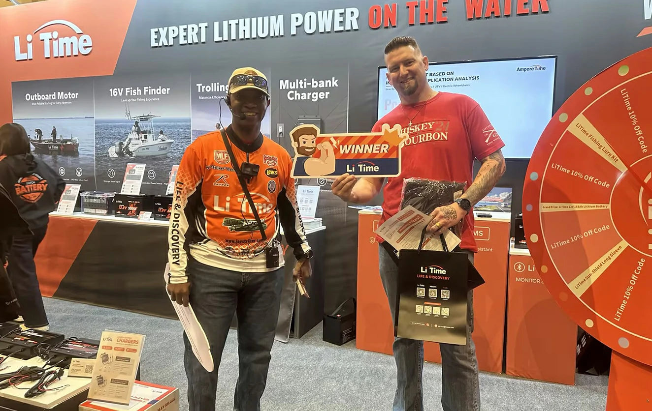 LiTimeバッテリーの実演展示に集まる参加者たち